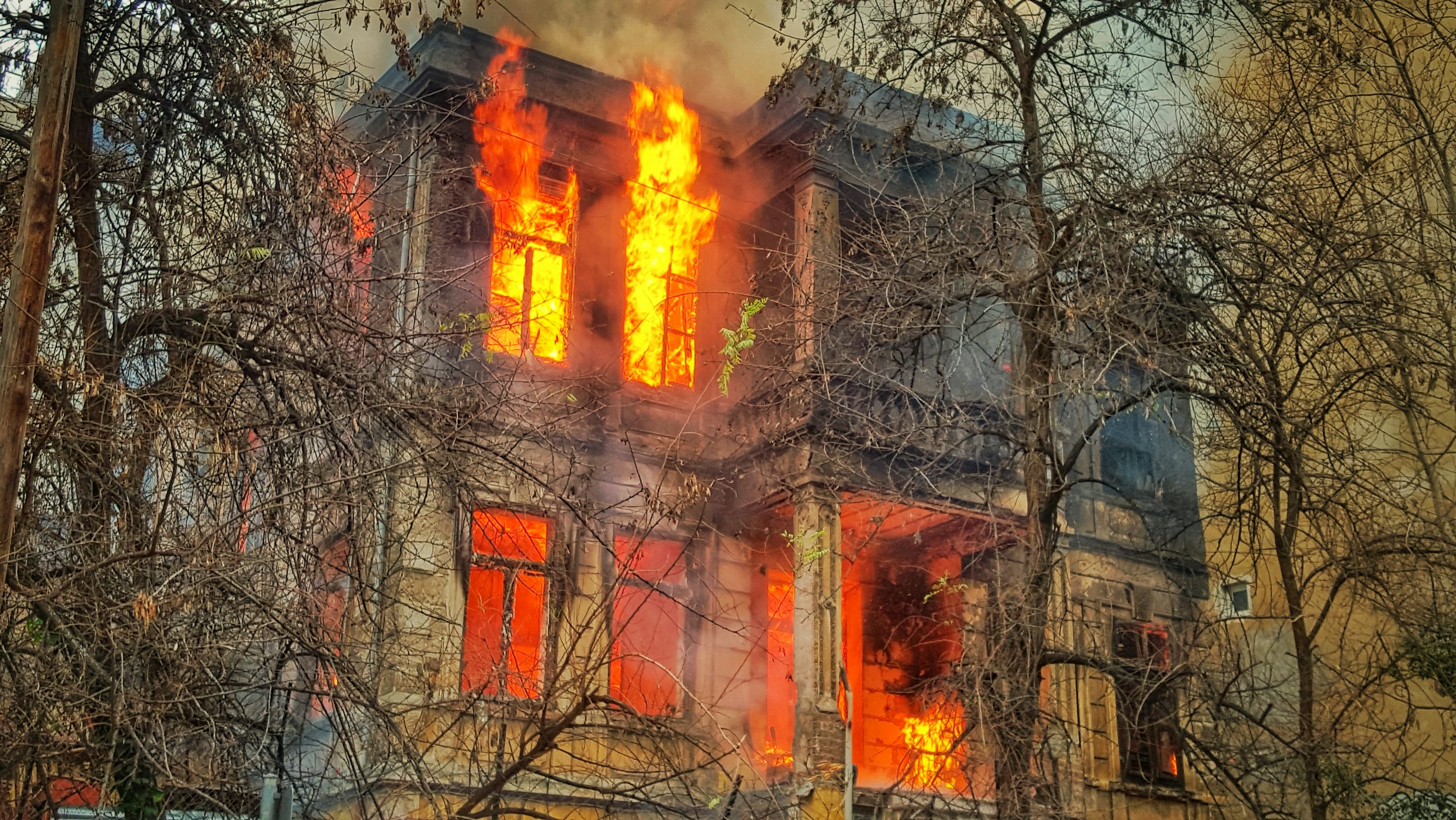 House fully engulfed in flames during Georgia wildfire